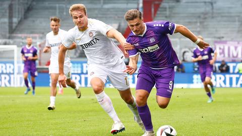 Florian Carstens vom SV Wehen Wiesbaden im Duell mit Erik Engelhardt von Osnabrück