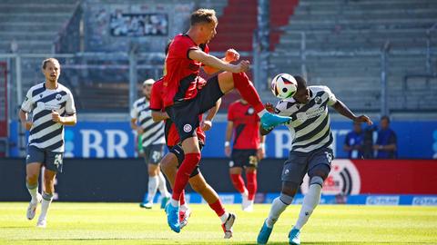 SVWW-Spieler Felix Luckeneder geht in der Partie gegen Sandhausen kompromisslos in den Zweikampf.