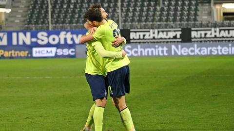 Nikolas Agrafiotis und Moritz Flotho feiern den Treffer in Sandhausen.