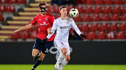 Nick Bätzner (rechts) und der SV Wehen Wiesbaden tun sich in der 3. Liga aktuell schwer.