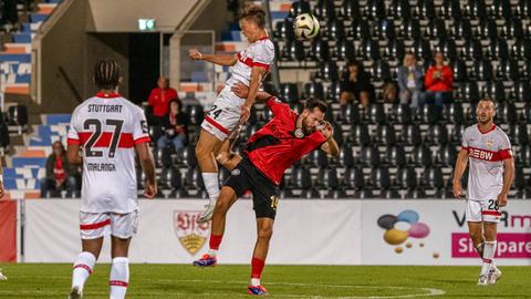 Christopher Olivier (VfB Stuttgart II, 24) im harten Zweikampf