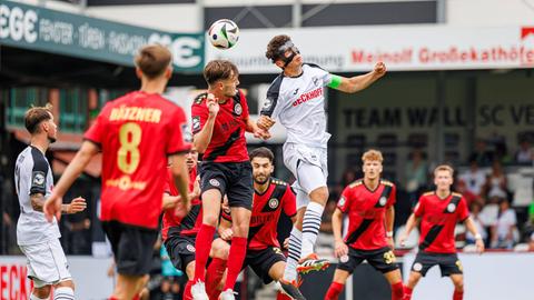 Gino Fechner (SV Wehen Wiesbaden, 06) im Kopfballduell gegen Fabio Gruber (SC Verl, 02)