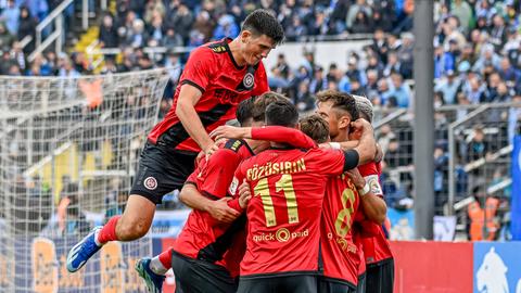 Der SV Wehen Wiesbaden feiert in München. 