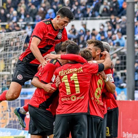 Der SV Wehen Wiesbaden feiert in München. 