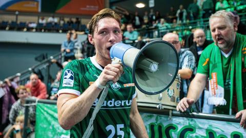 Justin Müller feiert den Sieg gegen Hamburg mit den HSG-Fans.