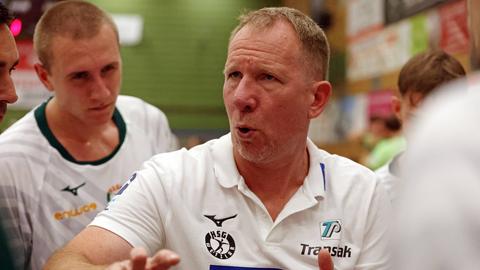 Der Trainer der HSG Wetzlar Frank Carstens bei der Ansprache an die Mannschaft