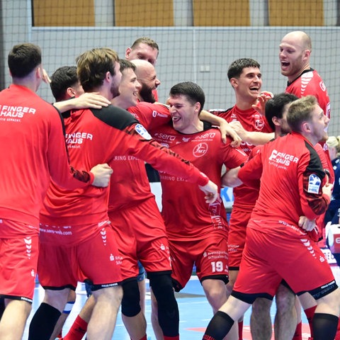 Melsunger Spieler jubeln nach dem Sieg im DHB-Pokal-Viertelfinale gegen Flensburg