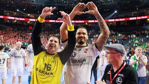 Nebojja Simic und Rogerio Moraes feiern den Sieg gegen Flensburg im Pokal. 