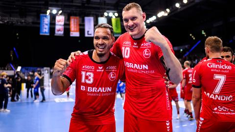 Melsungens Rogerio Moraes (l) und Melsungens Dainis Kristopans (r) jubeln nach dem Spiel.