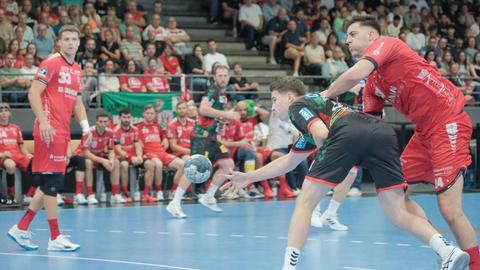 Manuel Zehnder (Magdeburg) gegen Alexandre de Oliveira Cavalcanti (24, MT Melsungen) im Kampf um den Ball.