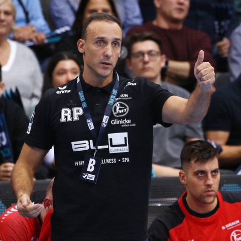 MT Melsungen Trainer - Roberto Garcia Parrondo hebt den Daumen - im Spiel gegen den TVB Stuttgart