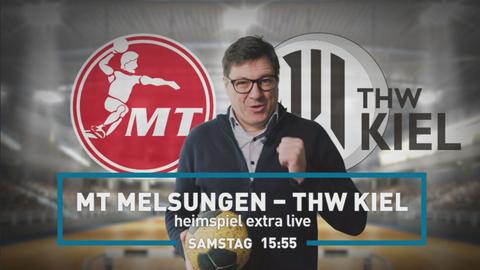 Die Wappen der MT Melsungen und THW Kiel im Hintergrund. Davor steht Reporter Florian Naß.