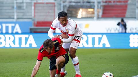 Zweikampf Goppel (SV Wehen Wiesbaden) & Malanga (VfB Stuttgart II) 