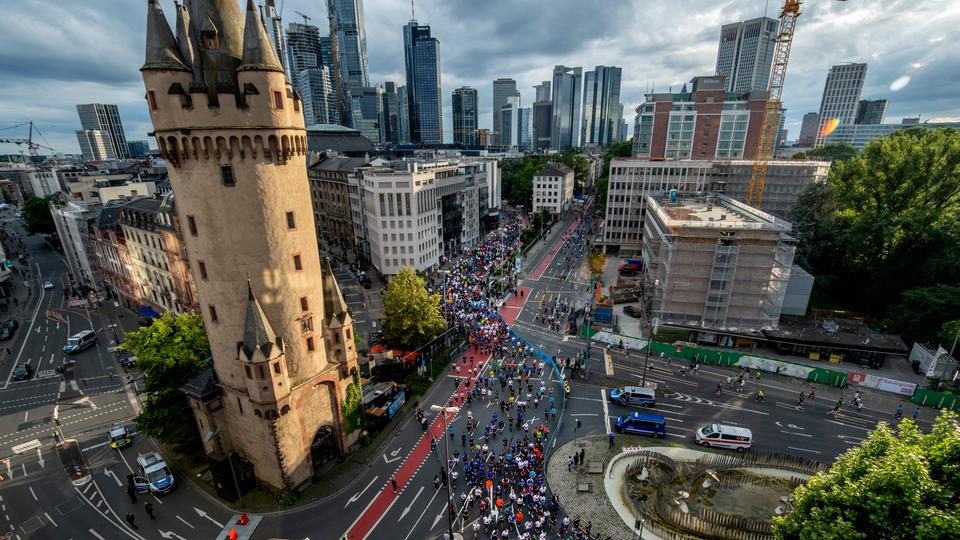 Teilnehmer des JP Morgan-Firmenlaufs laufen am Eschenheimer Turm in der Frankfurter Innenstadt vorbei, fotografiert aus der Luft