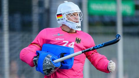 Jean-Paul Danneberg in seiner Hockeyausrüstung und pinkem Trikot.
