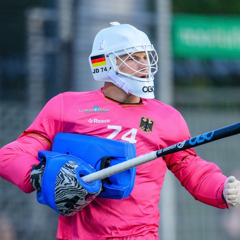 Jean-Paul Danneberg in seiner Hockeyausrüstung und pinkem Trikot.