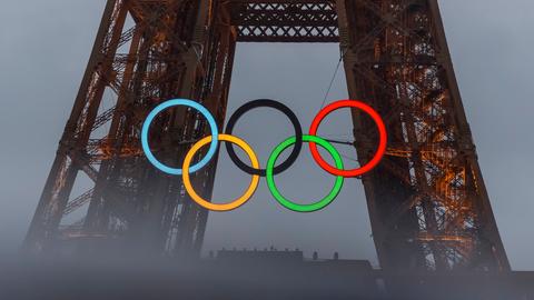 Olympische Ringe am Eifelturm in Paris