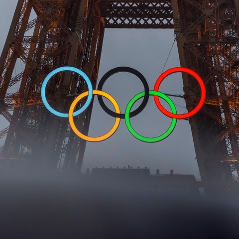 Olympische Ringe am Eifelturm in Paris