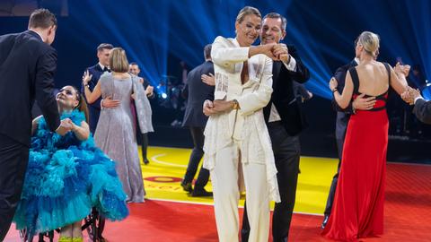 Franziska von Almsick und Michael Mronz tanzen den Eröffnungstanz.