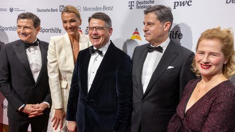 Franziska Almsick, Boris Rhein, Ministerpräsident von Hessen, Christian Seifert, Aufsichtsrats-Vorsitzender der Sporthilfe, und Tanja Raab-Rhein, Ehefrau des Ministerpräsidents, stehen nebeneinander.