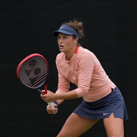 Tatjana Maria mit Tennisschläger in der Hand.