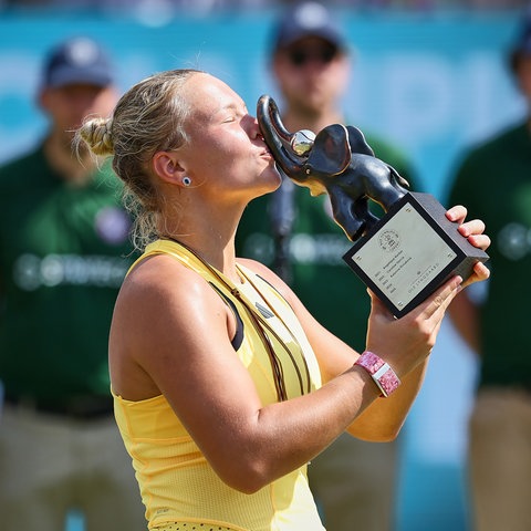 Diana Schneider feiert ihren Sieg in Bad Homburg.