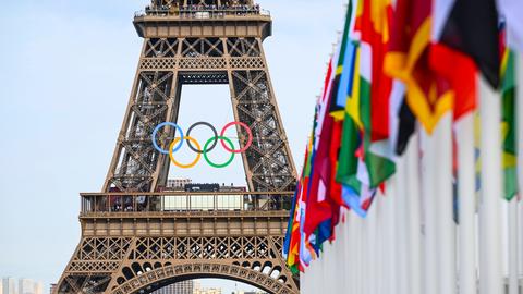 Der Eifelturm in Paris mit Olympsichen Ringen.