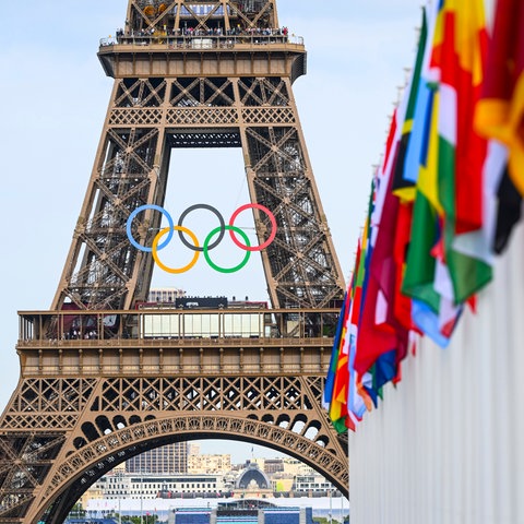 Der Eifelturm in Paris mit Olympsichen Ringen.