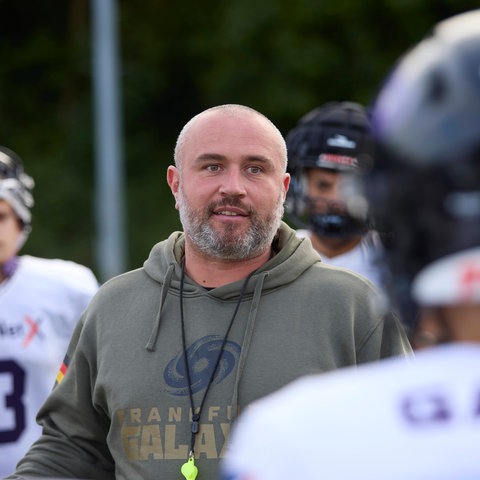 Frank Roser im Gespräch mit der Offense von Frankfurt Galaxy