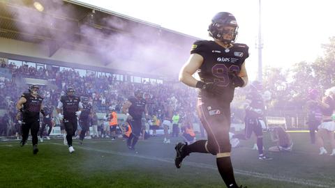 Fabian Quandt  läuft für die Frankfurt Galaxy ins Stadion ein.