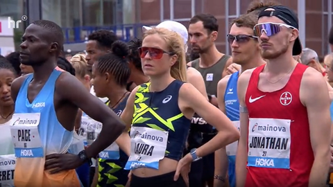 Läuferinnen und Läufer beim Start des Frankfurt Marathon.