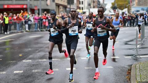 Brimin Misoi beim Zieleinlauf beim Frankfurt Marathon 2023