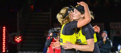 Carla Burger and Julia Soda are happy with their win.