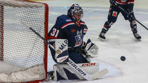 Kassel Huskies: Goalie Brandon Maxwell hält den Puk.