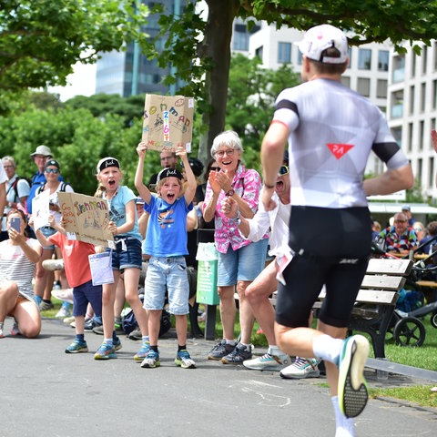 An Unterstützung wird es den Athletinnen und Athleten beim Ironman Frankfurt nicht mangeln.