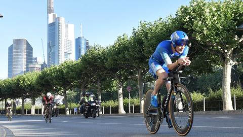 Patrick Lange vor der Frankfurter Skyline.