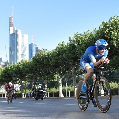 Patrick Lange vor der Frankfurter Skyline.