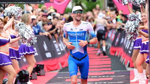 Patrick Lange beim Ironman-Zieleinlauf