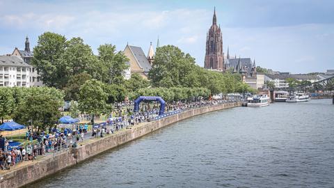 Dem Ziel so nah: Tausende Läufer und Fans am Mainufer in Frankfurt.