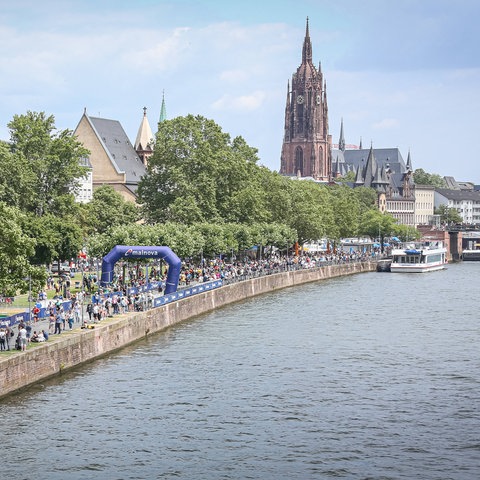 Dem Ziel so nah: Tausende Läufer und Fans am Mainufer in Frankfurt.