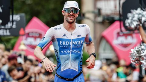 Patrick Lange beim Zieleinlauf in Frankfurt 2024