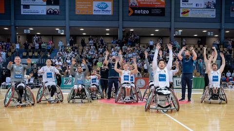 Der RSV Lahn-Dill feiert mit den Fans.