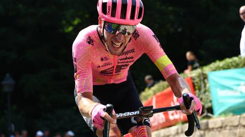 Radrennfahrer Jonas Rutsch. im Pinken Trikot. Beißt die Zähne zusammen.