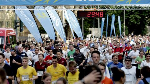 Läufer überqueren die Ziellinie beim JP Morgan Run in Frankfurt