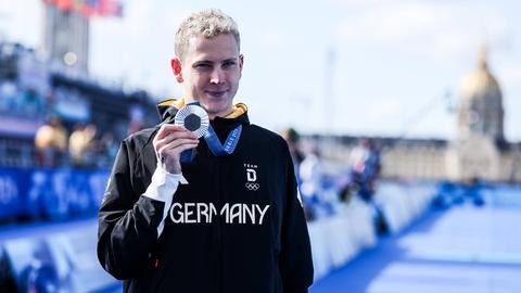 Oliver Klemet posiert stolz mit seiner Silbermedaille.