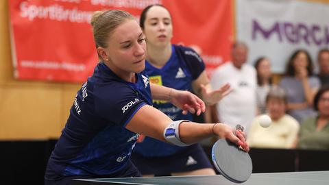TSV-Spielerinnen: Chantal Mantz und Izabela Lupulesku beim Doppel im Einsatz