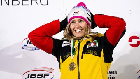 Laura Nolte freut sich in Altenberg über ihren Erfolg.