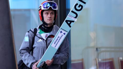 Stephan Leyhe mit seinen Skiern in der Hand