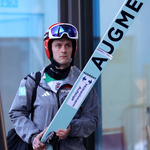 Stephan Leyhe mit seinen Skiern in der Hand