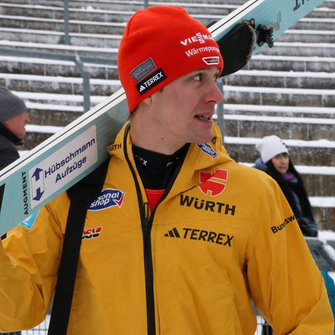 Stephan Leyhe trägt seiner Skier